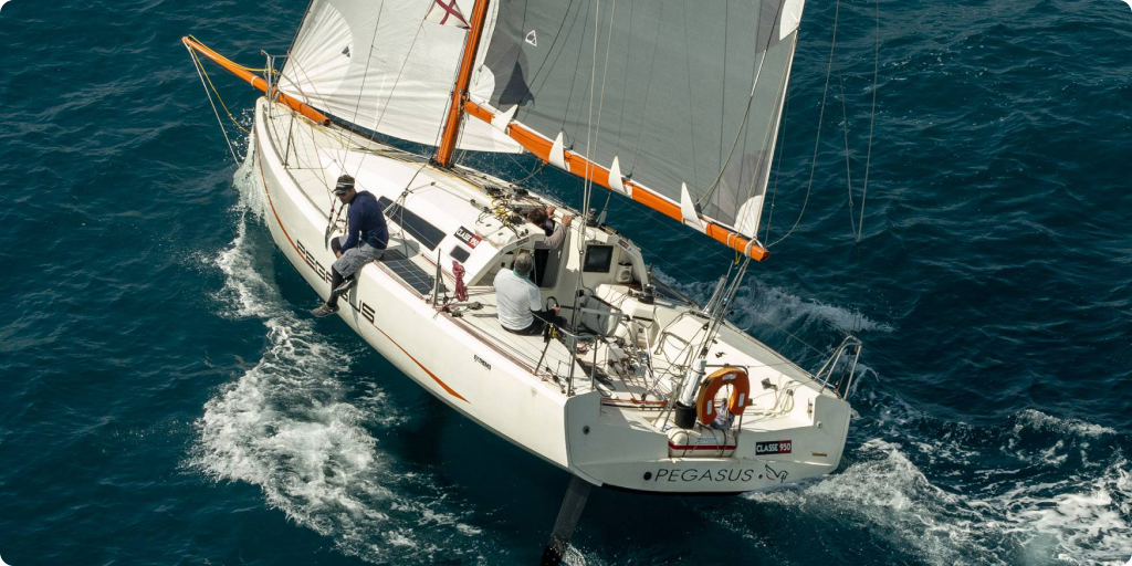 Barca a vela durante la regata RAN 630
